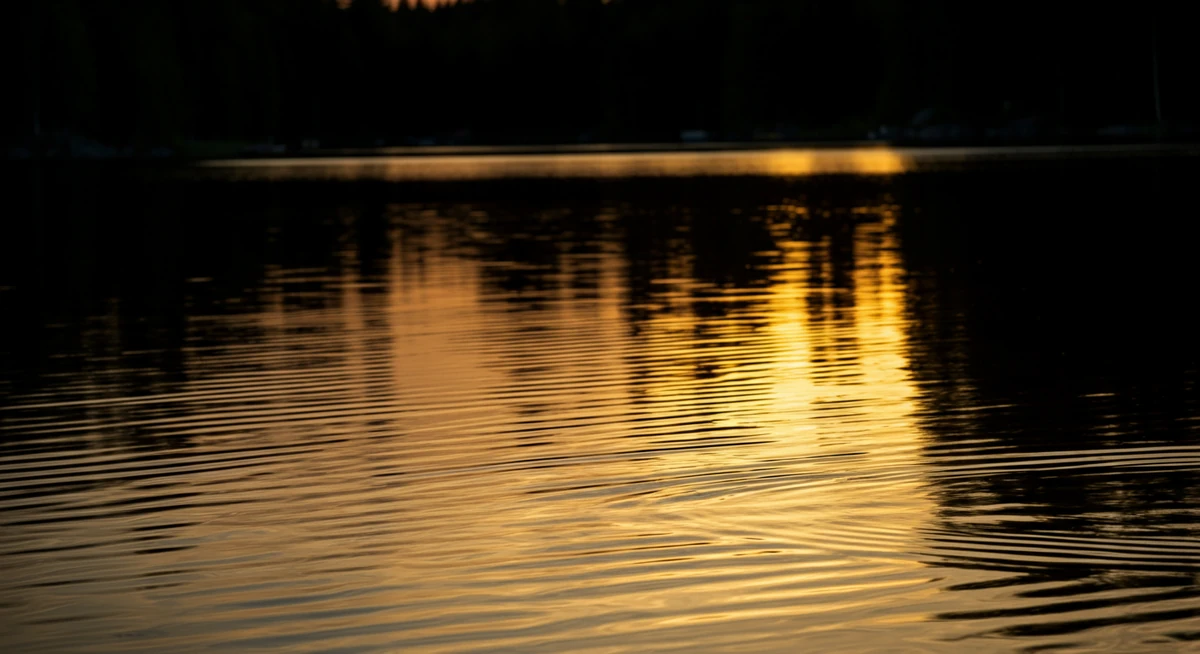 rauhallinen ilta järvellä uinnin jälkeen